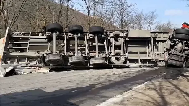 Пиян шофьор обърна тир на Прохода на Републиката