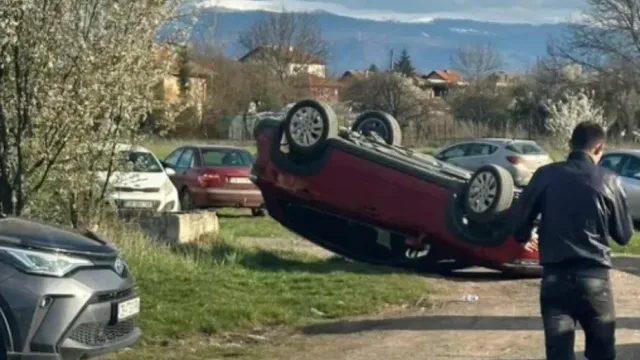 Футболни хулигани обърнаха колата на съдия