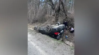 Автомобил се обърна по таван на "Петрохан"