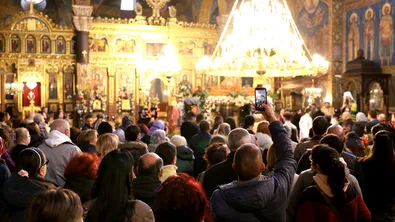 Най-тъжният ден: Опашки се извиха пред църквите в различни градове на страната