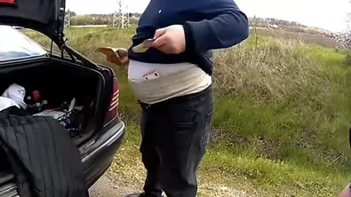 Откриха близо 12 000 евро в пояс. Те са мои лични пари, казва мъж докато хвърля пачки