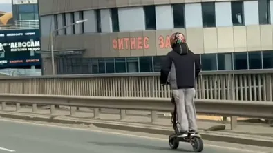 Дете с тротинетка "лети" със 70 км/ч на Околовръстното в София (ВИДЕО)