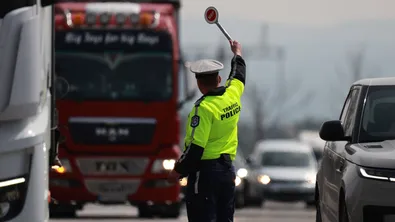 Аварирал камион блокира движението на АМ „Хемус“ към София