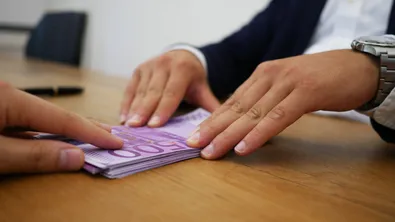 Двама задържани за кредитна измама с чужди данни