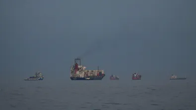Пожар на борда на кораб, ударен от ракети в Оманския залив