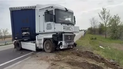 Тир излетя от АМ „Марица“ и се озова в нива (ВИДЕО)