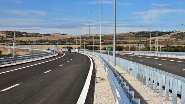 Опасна ситуация на „Хемус“: полицаи спасиха млада жена