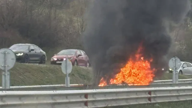 Кола пламна на бензиностанция край Владая