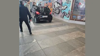 Куриоз: Автомобил без шофьор "влезе" в подлеза на "Орлов мост"
