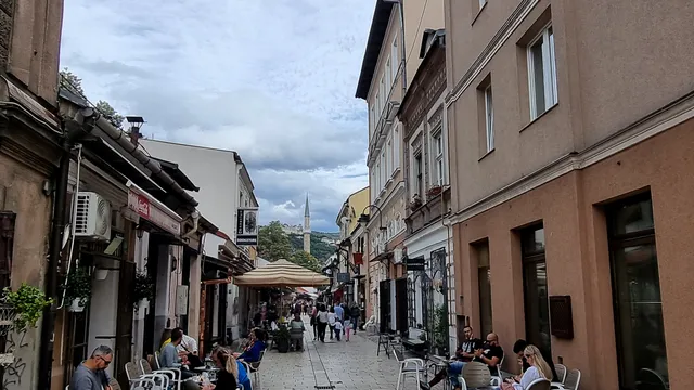 Съобщения за бомбени атентати в училища и търговски центрове в Сараево