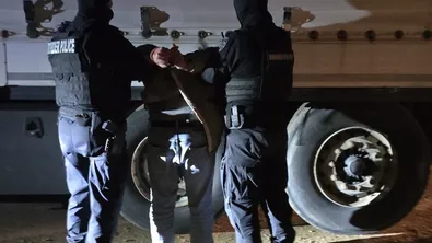 Разбиха каналджийска мрежа: 11 мигранти открити в тир, лидерът се издирва