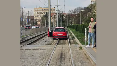 За пореден път в София: Кола се озова на трамвайните релси