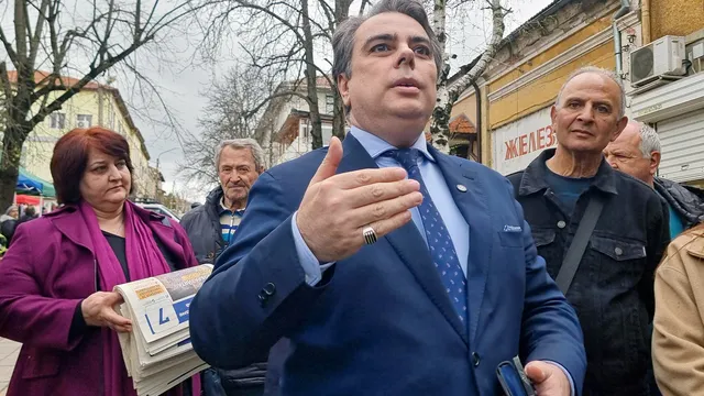 Асен Василев пя химна на България при закриване на кампанията на ПП-ДБ