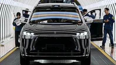 Китайска компания разработва автомобил с вградена тоалетна и гласово управление