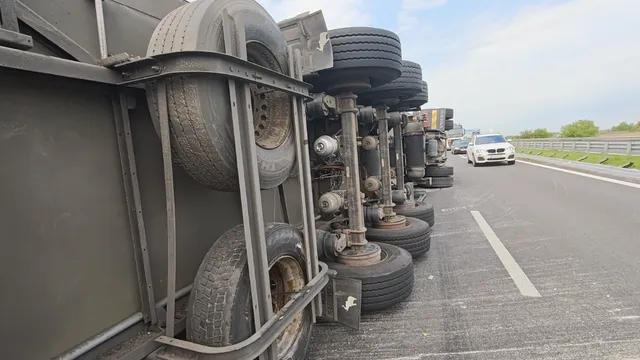 Внимание, картофи: Тир се обърна на АМ "Тракия" и разсипа зарзават