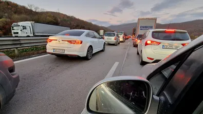 Тапа към София: аварирал камион сви трафика по АМ „Хемус“