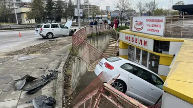 Двама от жестокия сблъсък остават за лечение – кола пропадна в търговски обект
