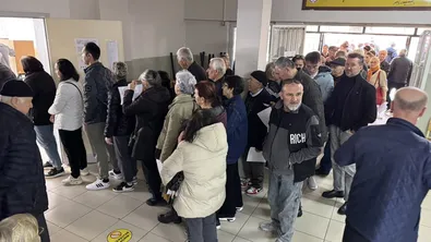 Дълги опашки в „Авджълар“ – избиратели чакат с часове за вота