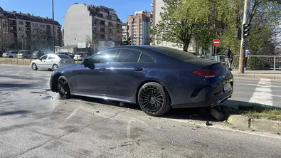 Кола самокатастрофира на бул. „Тодор Александров“, образува се задръстване (ВИДЕО)