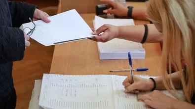 Напрежение в Буковлък: Има задържани по сигнал за изборна търговия