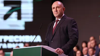 Политико: Пилотът Румен Радев се стреми да преодолее политическата безизходица в България