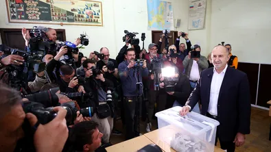 Ройтерс: Радев убедително напред в изборите, но без гаранция за самостоятелно управление