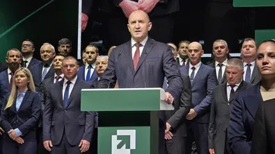 Асошиейтед Прес: Лявоцентристката коалиция на бившия президент Румен Радев спечели изборите в България