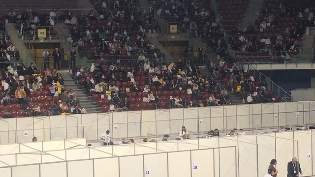 (ВИДЕО) Хора припадат в "Арена 8888" - изключително бавно върви процесът по приемането на протоколите на СИК