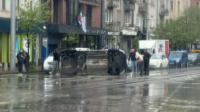 Линейка се обърна на кръстовище в София, движението е блокирано (ВИДЕО)