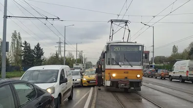 Пореден инцидент с трамвай в София: такси заклещено