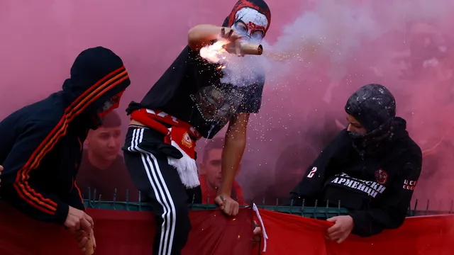 Ултрас на ЦСКА счупил бутилка в главата на фен на Лудогорец