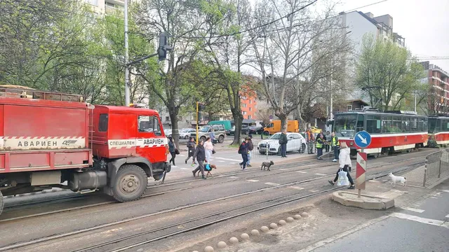 Заради неспазена дистанция: два трамвая се удариха на бул. "Константин Величков"