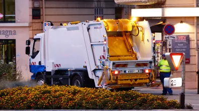 Мъж се събуди в камион за боклук в Солун при необичаен инцидент