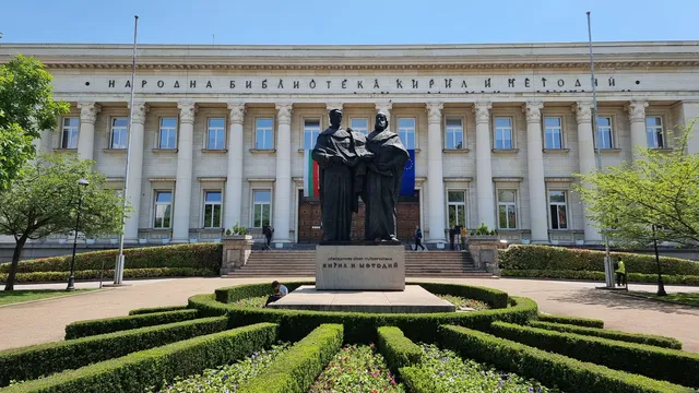 Кофи, саксии и вестници: Националната библиотека се бори с течове при всеки дъжд