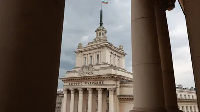 Депутатите, избрани от две листи, решават от коя да влязат в парламента