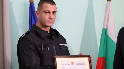 "Полицай на място". Наградиха с грамота граничаря за спасените деца от украинския автобус
