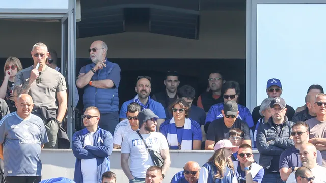 Новият собственик на Левски гледа дербито със сина си