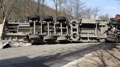 Тежък удар между камион и трактор затруднява движението на пътя София–Варна