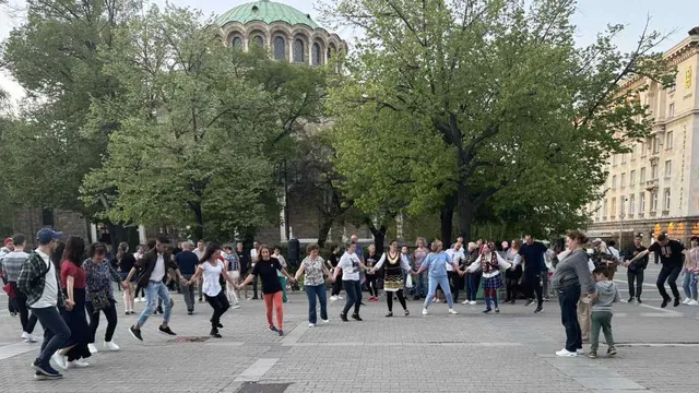 Млади и стари се хванаха на хоро в центъра на София (ВИДЕО)