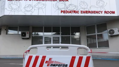 С опасност за живота: Падналото от парапет на НДК момче остава в детската реанимация на "Пирогов"