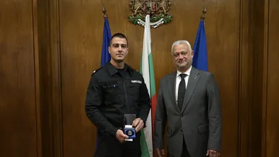 Полицаят, спасил хора при трагедията с украинския автобус, с отличие от МВР