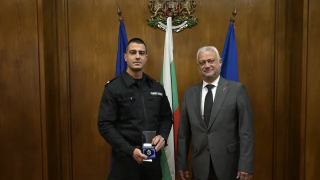 Полицаят, спасил хора при трагедията с украинския автобус, с отличие от МВР