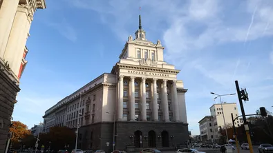В 52-ия парламент: Петте партии имат представители на първия ред в залата