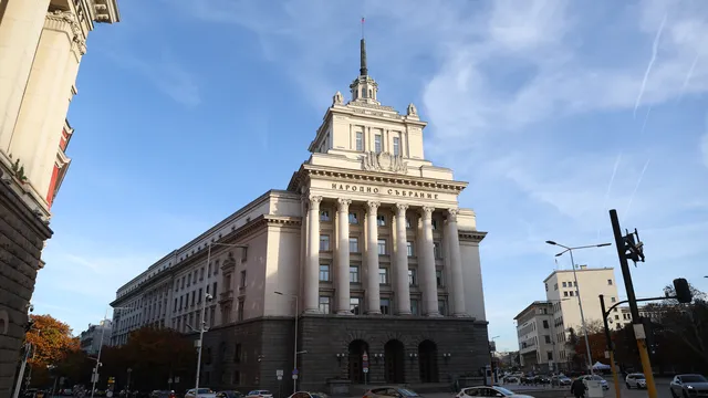 В 52-ия парламент: Петте партии имат представители на първия ред в залата