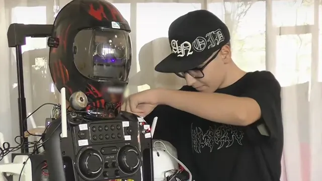 12-годишен ученик от Търговище създаде AI робот от отпадъчни материали