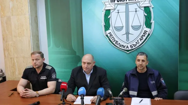 Разкриха контрабанда на цигари на кораб, акостирал на бургаско пристанище - има задържан (ВИДЕО)