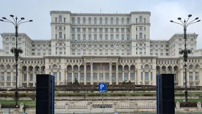 Румънският парламент решава съдбата на правителството на 5 май