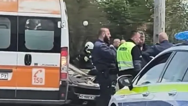 Тежка катастрофа на „Ботевградско шосе“: кола е по таван