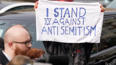 Полицията в Лондон арестува мъж, нападнал с нож двама души в еврейския квартал