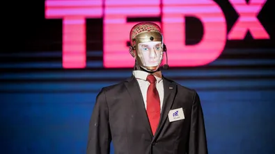 „Избирам България“: TEDxIlinden и роботът Робърт събраха историите на хора, които се връщат, остават и вярват